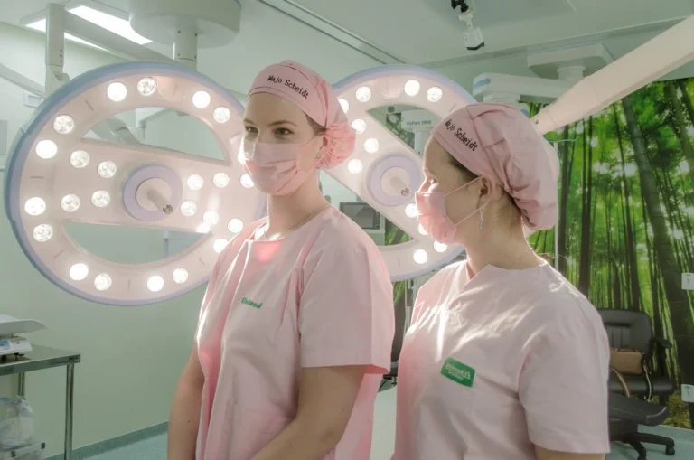 Dra. Joana Scheidt e Dra. Mariana Scheidt no centro cirúrgico para a realização de cirurgia de ovários e trompas.