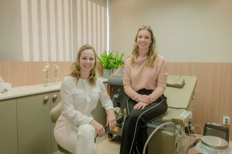 Imagem da Doutora Mariana Scheidt e Doutora Joana Scheidt na clínica para realizar o procedimento de fios de PDO