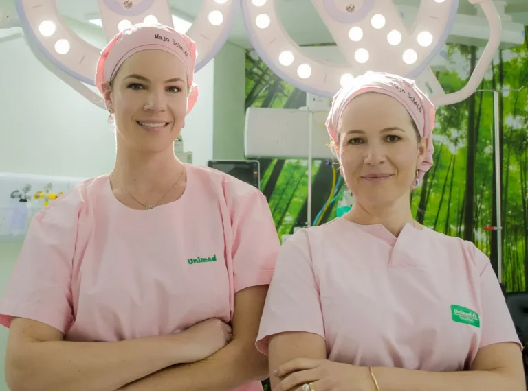 Imagem da Doutora Joana Scheidt e Doutora Mariana Scheidt realizando o procedimento de fissuras vulvares