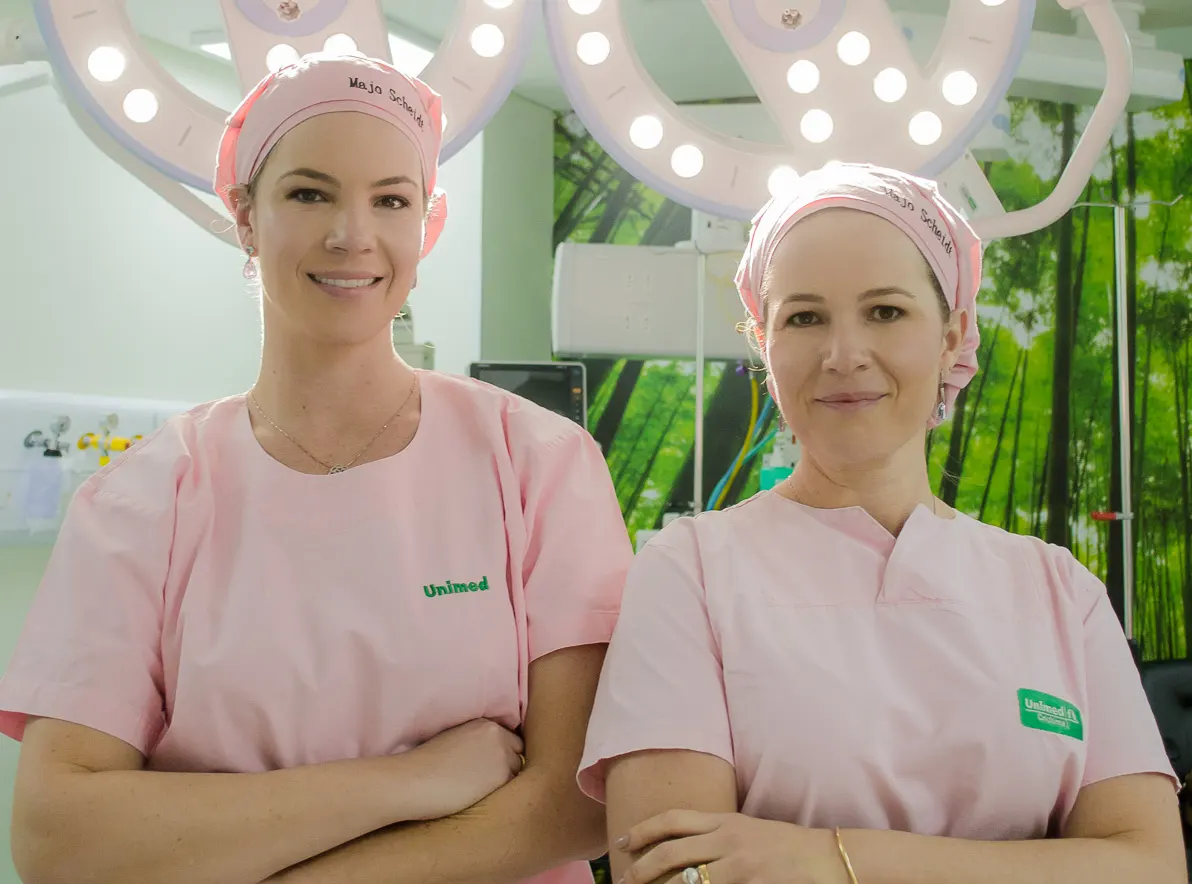 Imagem da Doutora Joana Scheidt e Doutora Mariana Scheidt realizando o procedimento de fissuras vulvares