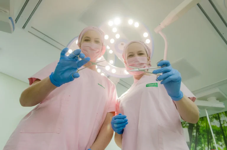 Dra. Joana Scheidt e Dra. Mariana Scheidt realizando um procedimento de histerectomia