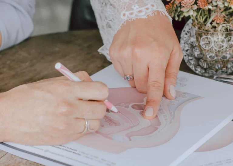 Imagem da Doutora Mariana Scheidt e Doutora Joana Scheidt analisando um caso de mioma