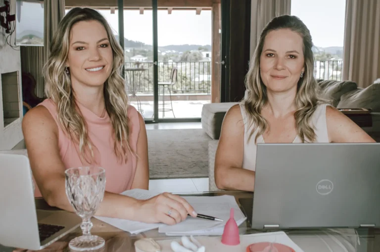 Imagem da Doutora Joana Scheidt e Mariana Scheidt analisando um caso de redução do monte púbico